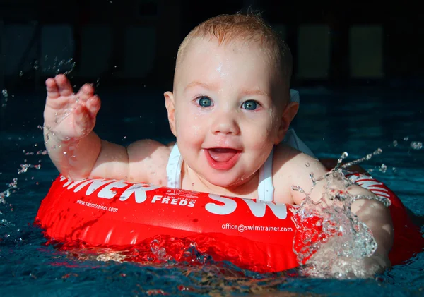 Bebê na piscina — Fotografia de Stock