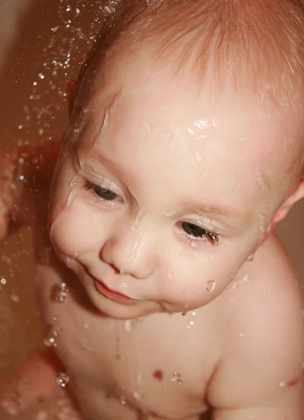 Baby in de douche — Stockfoto