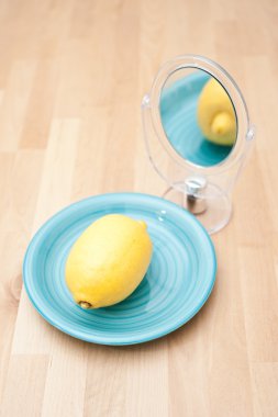 limon, kendisi bir ayna üzerinde bir ışık mavi tabak yansıtır.