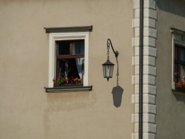 Fener ile eski townhouse penceresi