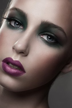 kadın moda makyaj ile