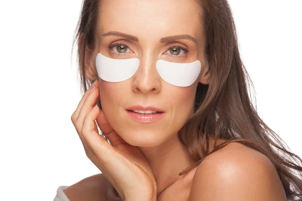 Femme appliquant masque gel pour les yeux — Photo