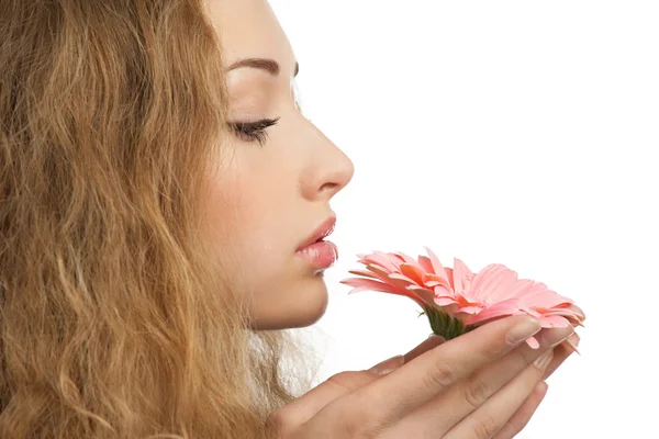 Mulher bonita com flor nas mãos — Fotografia de Stock