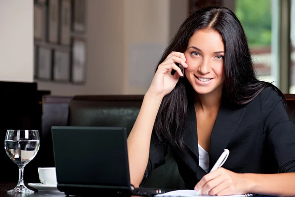 Business woman on cell phone — Stock Photo, Image