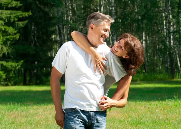 Feliz hermosa pareja en el parque — Foto de Stock