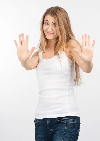 Retrato de chica bonita haciendo gesto de parada — Foto de Stock