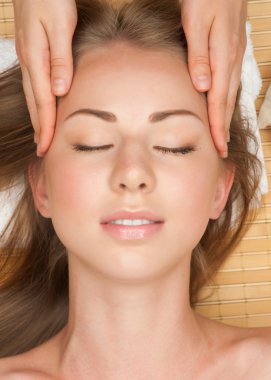 Kadın yüz masajı yaptırıyor