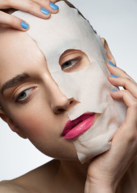 Yüz maskesi takan kadın