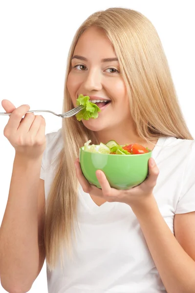 Mladá žena jí zeleninový salát — Stock fotografie