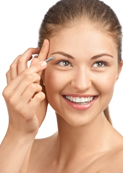 Woman plucking her eyebrows — Stock Photo, Image