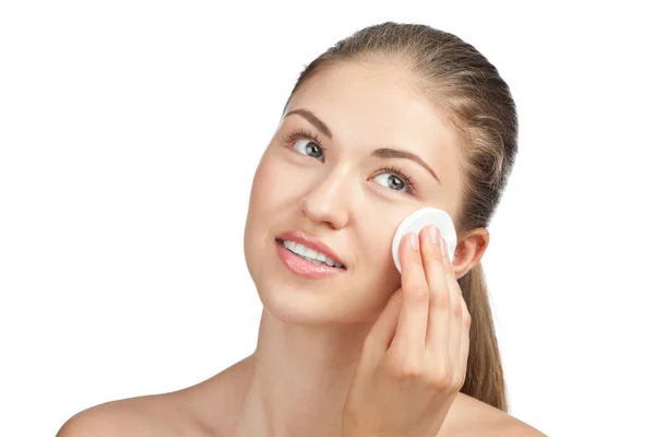 Mujer limpiando su cara — Foto de Stock