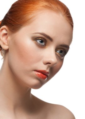 Şık makyajlı kadın.