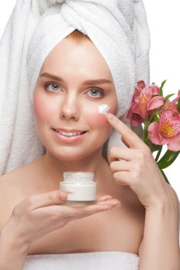 kadın nemlendirici krem uygulamak