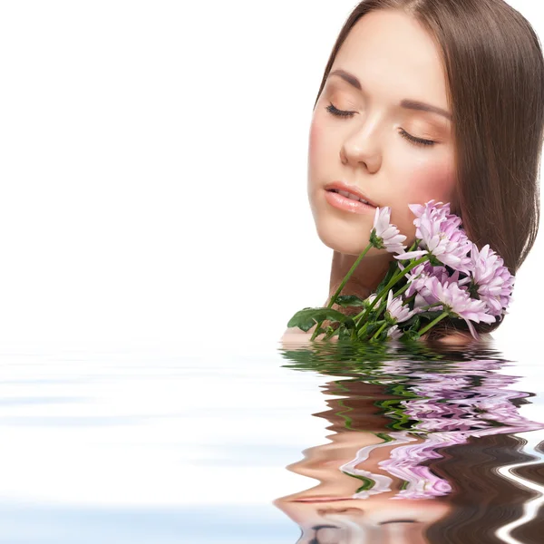 Jolie jeune femme avec des fleurs — Photo