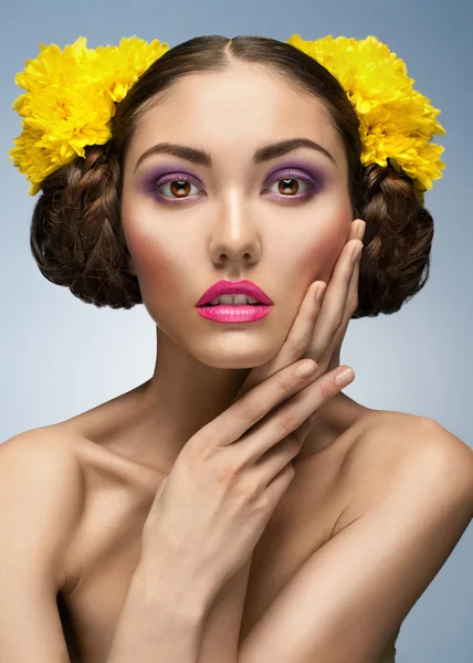 Mujer con maquillaje de moda brillante — Foto de Stock