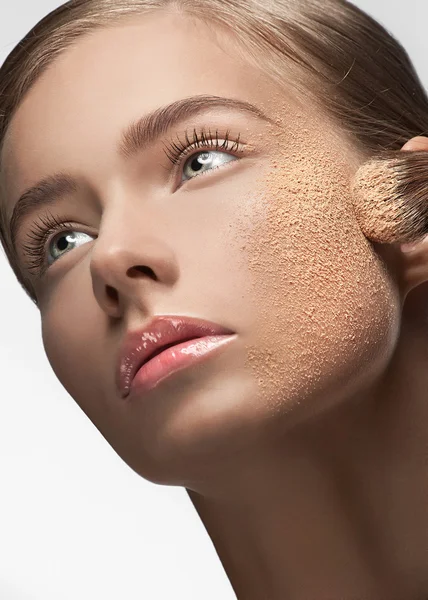 Mujer joven aplicando maquillaje — Foto de Stock