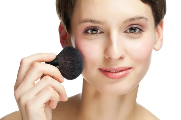 Ung kvinna tillämpa makeup — Stockfoto