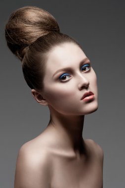 makyaj ve saç modeli ile kadın