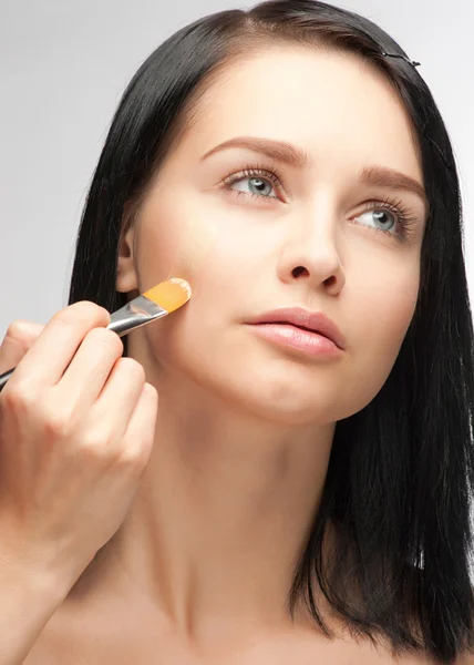 Woman applying foundation — Stock Photo, Image