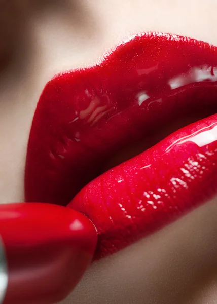 Labios rojos de mujer primer plano —  Fotos de Stock