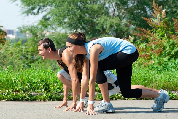 Fitness casal pronto para começar a correr — Fotografia de Stock