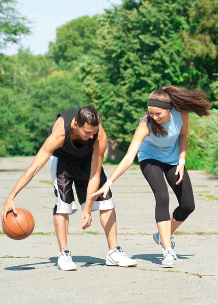 Young couple playing basketball — Stock Photo, Image