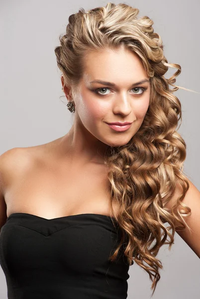 Kvinna med vacker frisyr — Stockfoto