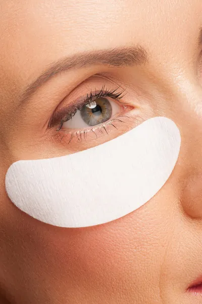 Žena vyrovnávací gel oční maska — Stock fotografie