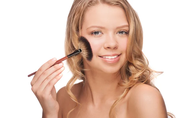 Mujer aplicando maquillaje —  Fotos de Stock