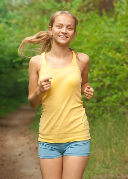 Jeune femme jogging dans le parc — Photo