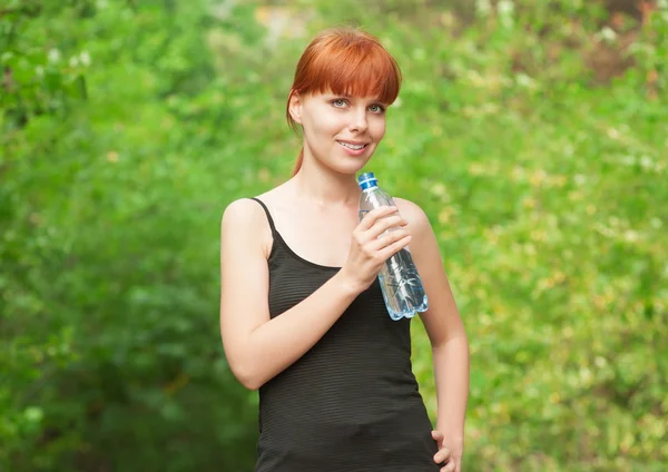 健身女人喝水 — 图库照片