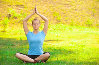 Yoga yapan bir kadın.