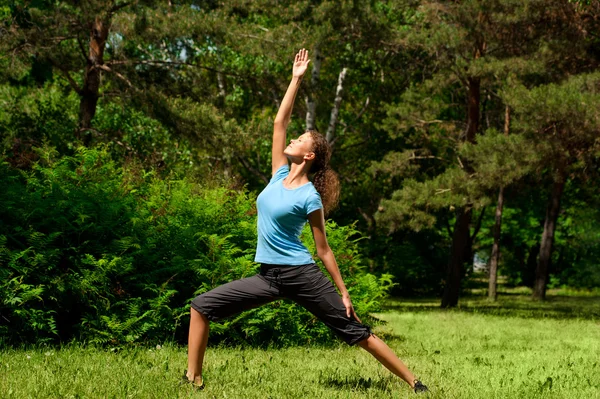 Femme faisant méditation de yoga — Photo