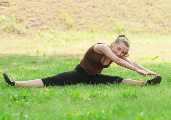 Kobieta robi sport ćwiczenia rozciągające — Zdjęcie stockowe