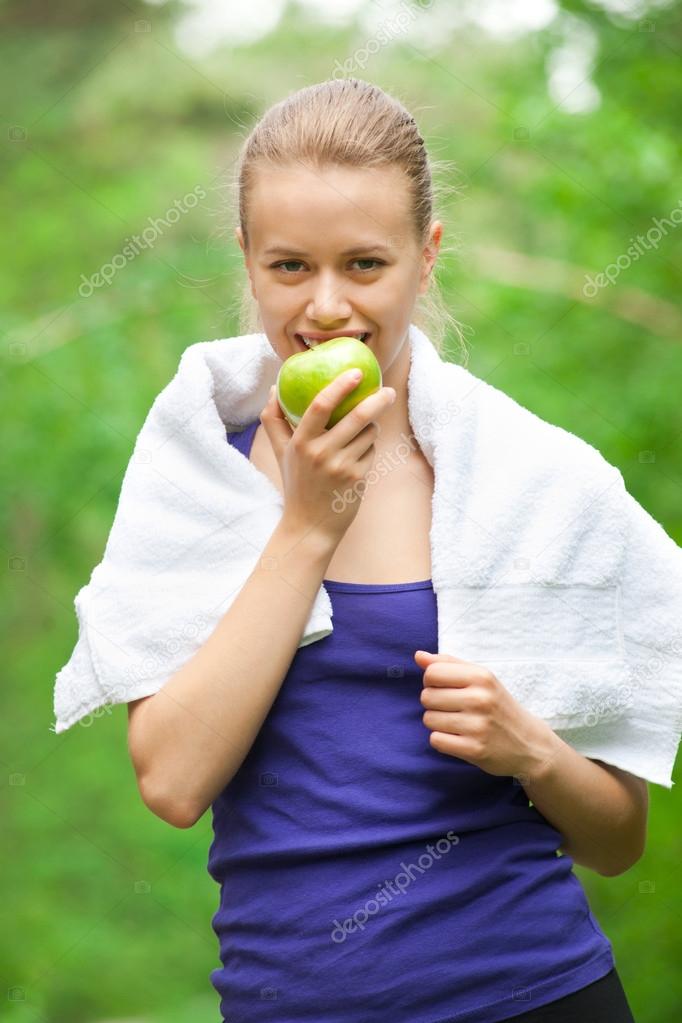 Athlete woman eating apple