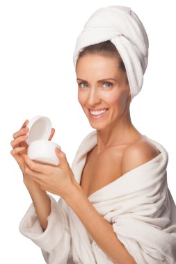 kadın nemlendirici krem uygulamak