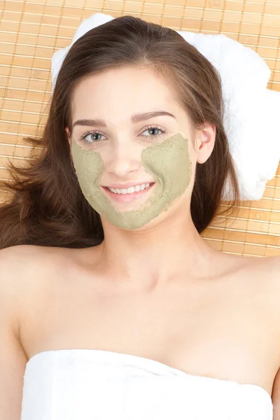 Mujer con máscara facial de arcilla — Foto de Stock
