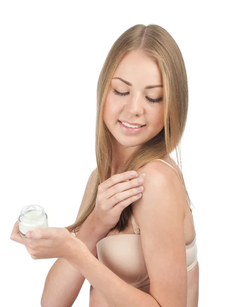 Mulher aplicando creme hidratante — Fotografia de Stock