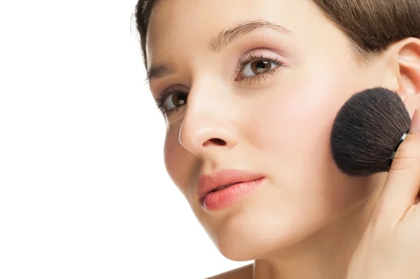 Mujer joven aplicando maquillaje —  Fotos de Stock