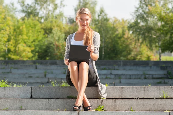 Zakelijke vrouw met laptop buiten — Stockfoto