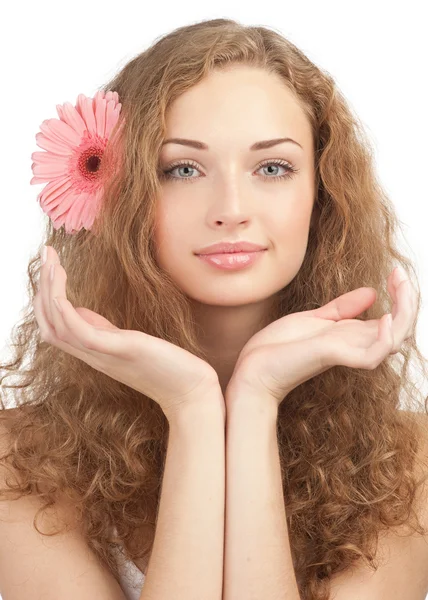 Bella donna con un fiore tra i capelli — Foto Stock