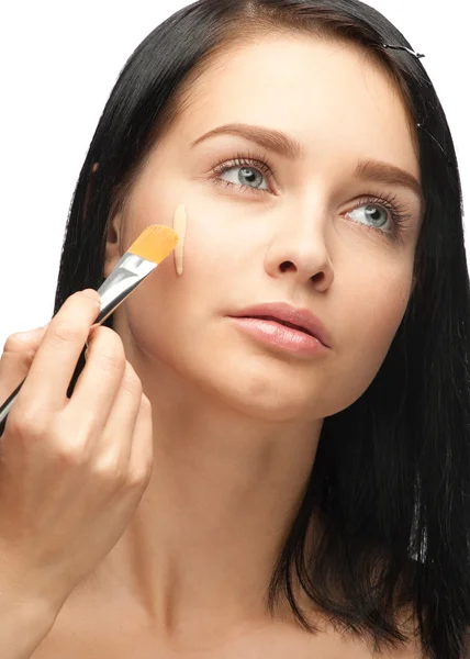 Woman applying foundation — Stock Photo, Image