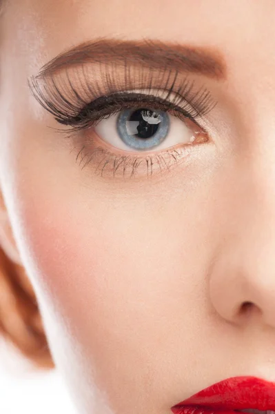 Женский глаз с длинными ресницами — стоковое фото