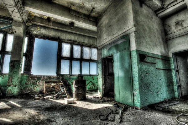 Pencereli eski oda — Stok fotoğraf