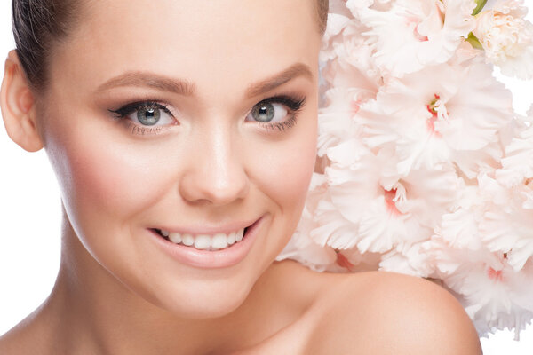 красивая девушка с цветами