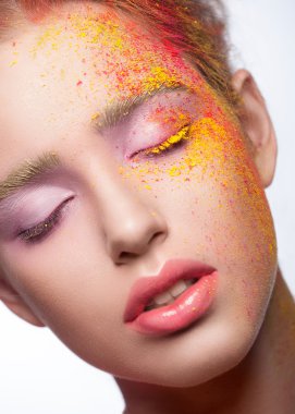 Renkli makyajlı kadın.