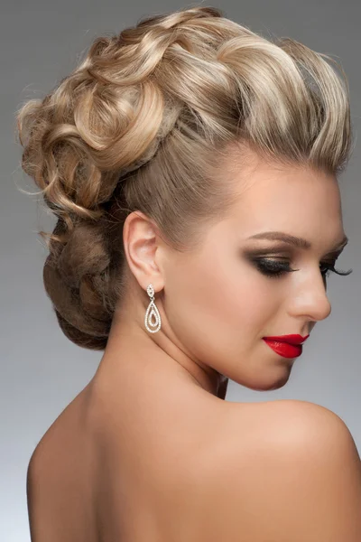 Mulher com penteado bonito — Fotografia de Stock