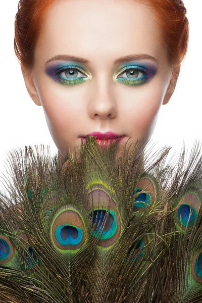 Женщина с красочным павлиньим макияжем — стоковое фото