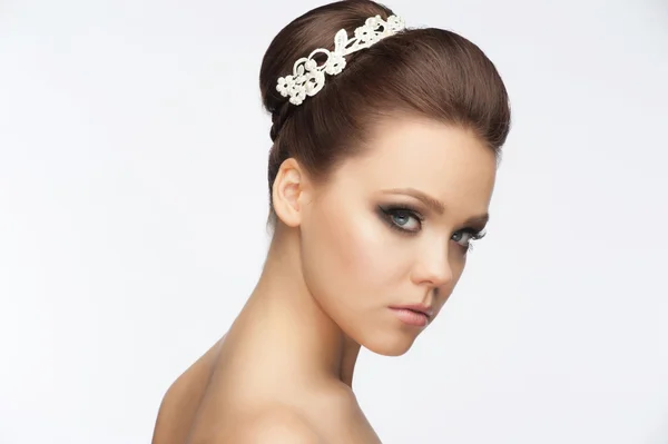 Chica con peinado y maquillaje de novia —  Fotos de Stock