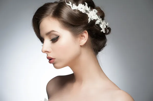 Meisje met bruids kapsel en make-up — Stockfoto